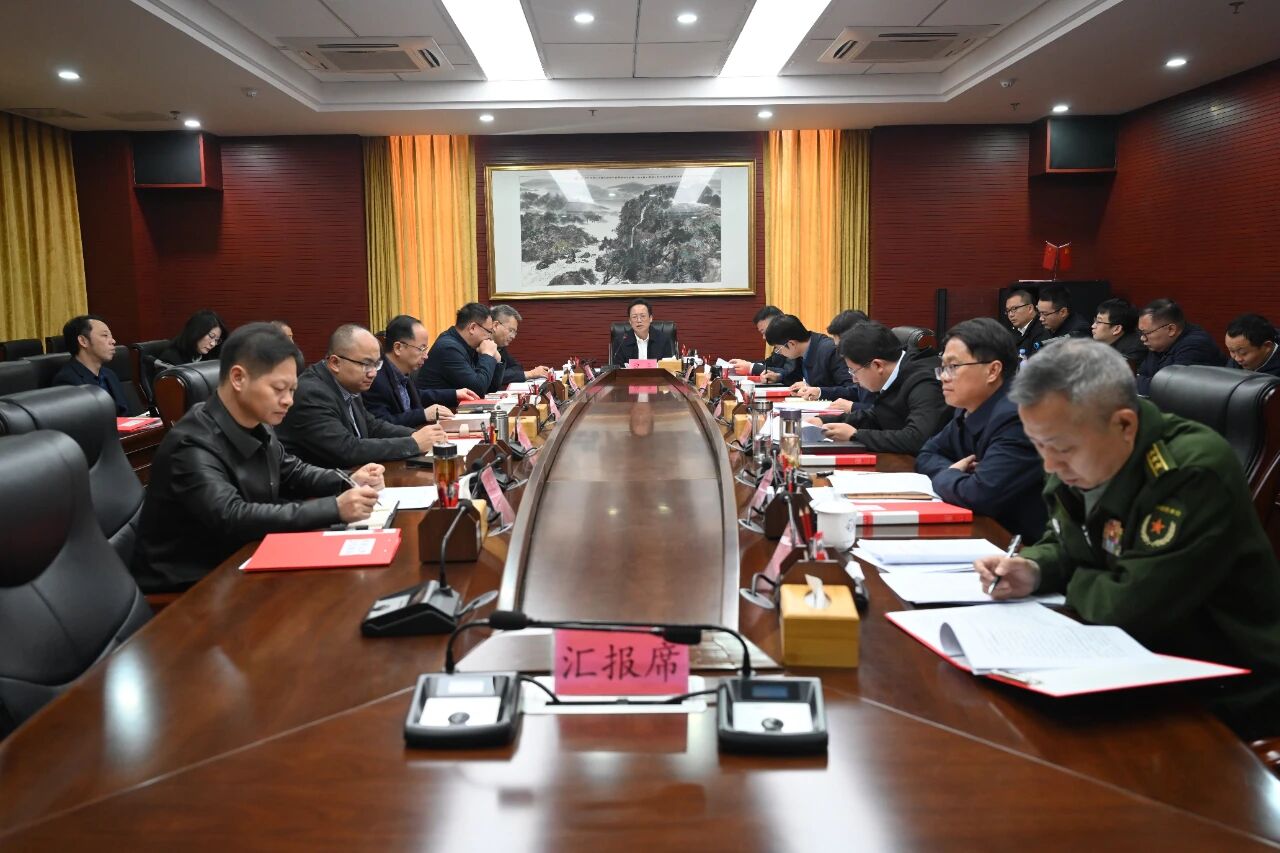 曾平主持召开县委常委会会议